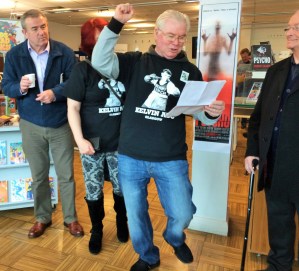 BENNY LYNCH SUPPORTERS SING MATT MCGINN SONG 103 BIRTHDAY CELEBRATIONS GORBALS LIBRARY GLASGOW 2 APRIL 2016 PHOTOGRAPH COPYRIGHT CHRISTINA MILAR